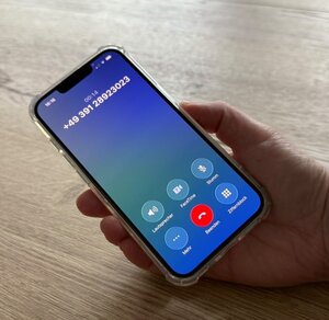 Bild vergr&ouml;&szlig;ern: Hand hält Smartphone. Die Nummer der MLBF wurde gewählt.