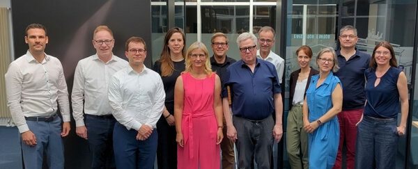 Mehrere Personen stehen nebeneinander und blicken in die Kamera; sie bilden den neu gegründeten Beirat.